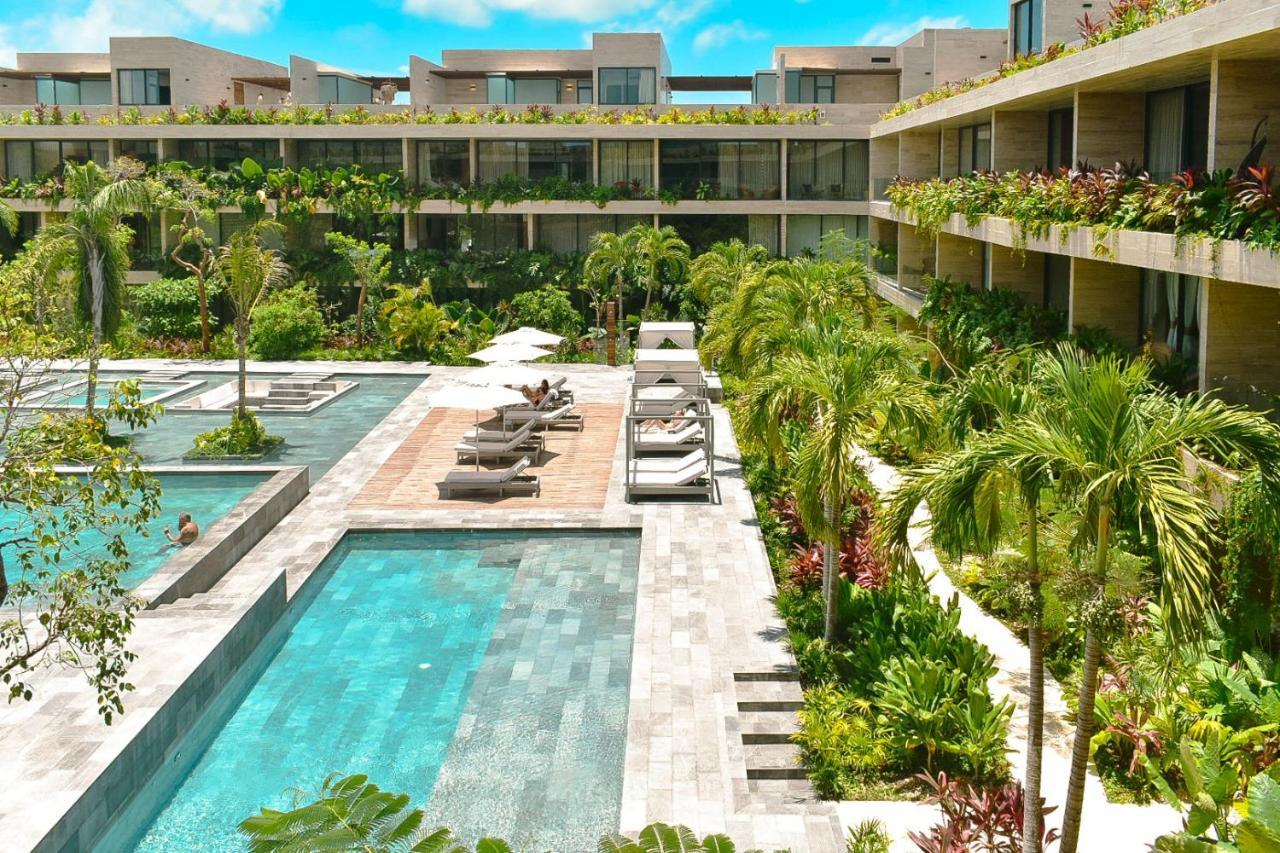Apartment with Pool View
