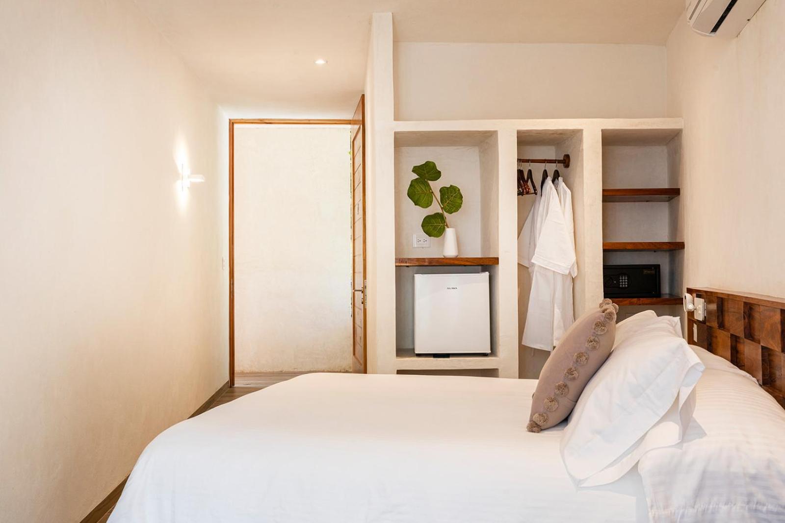 Deluxe Double Room with Side Sea View